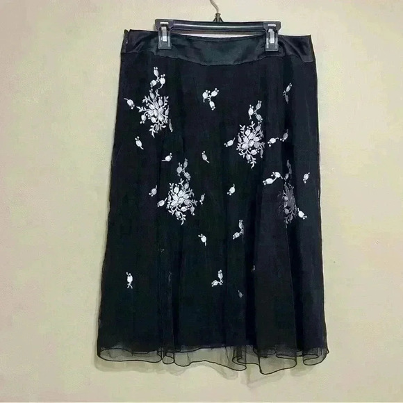 NWOT Ann Taylor Black - White Floral Flare Whit Embroidered Flowers Skirt Size 6 - Picture 3 of 11